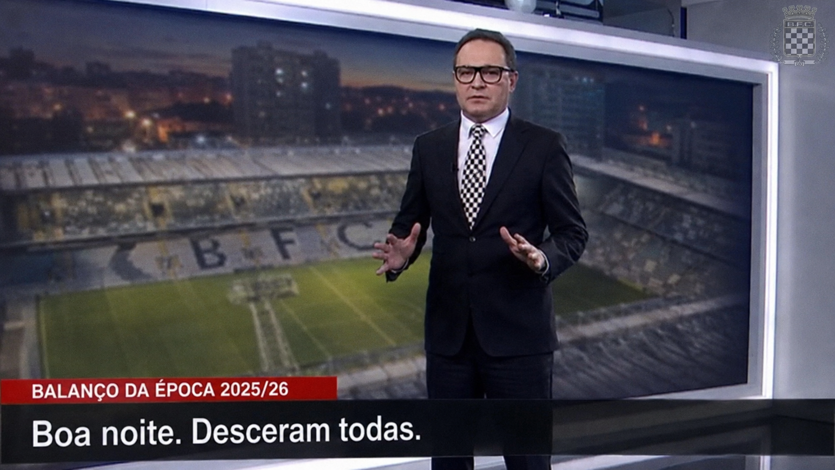 Pivot de telejornal com gravata axadrezada, diante do Estádio do Bessa vazio, anuncia: Boa noite. Desceram todas.